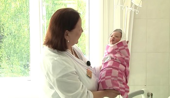 Гинеколог с новорожденным ребенком