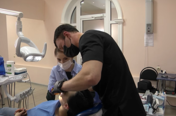 Пациент на приеме у стоматологов